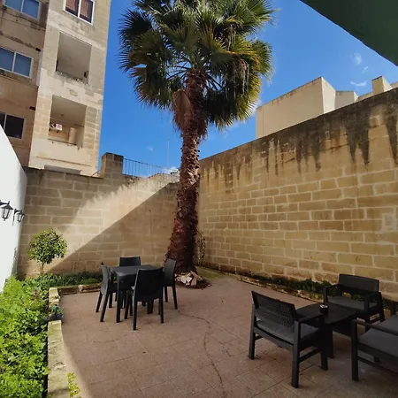 Stunning With Garden شقة *