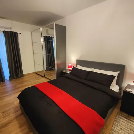 Stunning With Garden Apartman