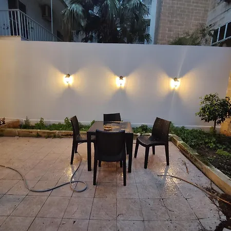 Stunning With Garden Appartement